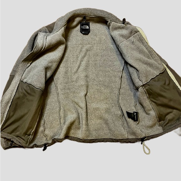 Women’s Vintage North Face Jacket - Picture 4 of 6